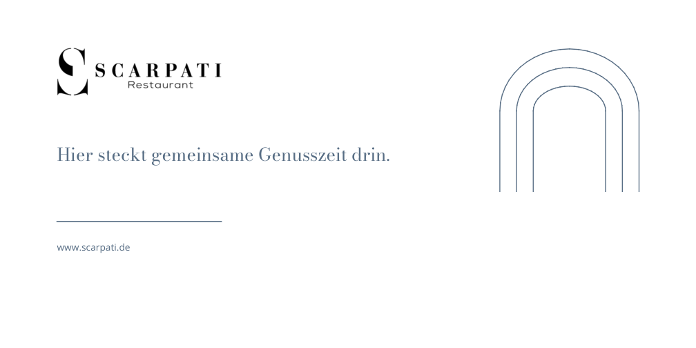 Scarpati: weißes Kuvert mit Logo, farbigem Slogan, feinem Linienmotiv und Homepage.