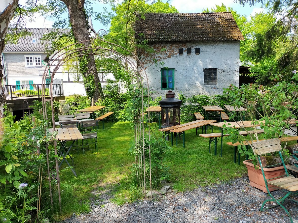 Der Garten des Palazzo im Wiedenhof vor historischen Mauern